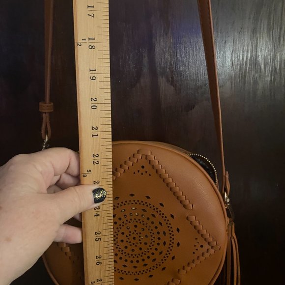 Like New Round Crossbody Bag - Picture 4 of 8